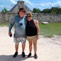 Pareja posando durante su visita a Chichén Itzá