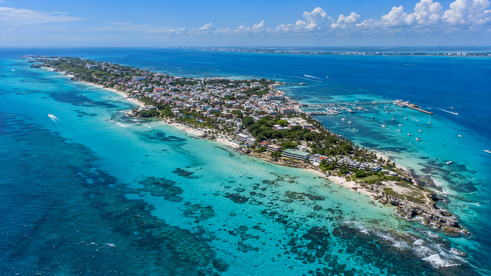 Vista aérea panorámica de Isla Mujeres